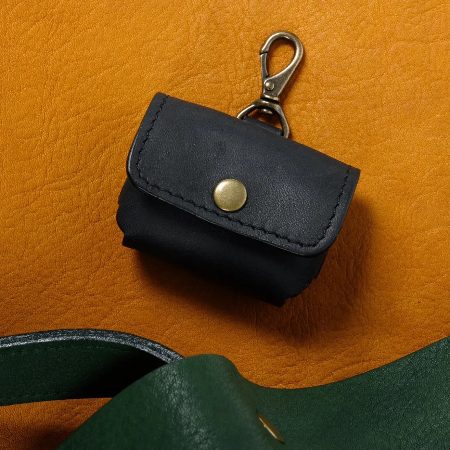 Moore & Giles RECLAIMED AIRPOD CASE V2 HEIRLOOM BLACK