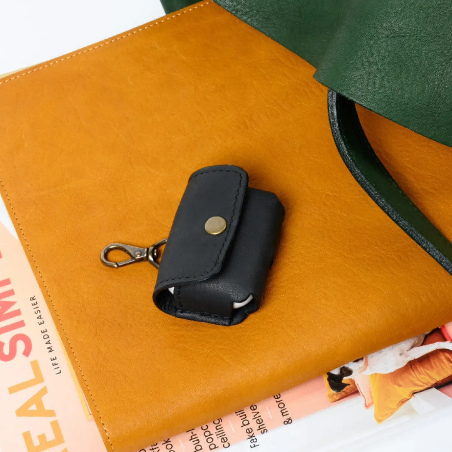Moore & Giles RECLAIMED AIRPOD CASE V2 HEIRLOOM BLACK